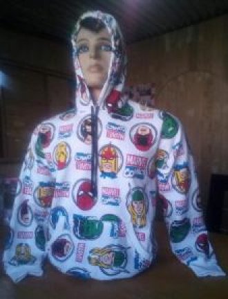 Polera con  capucha diseño disney